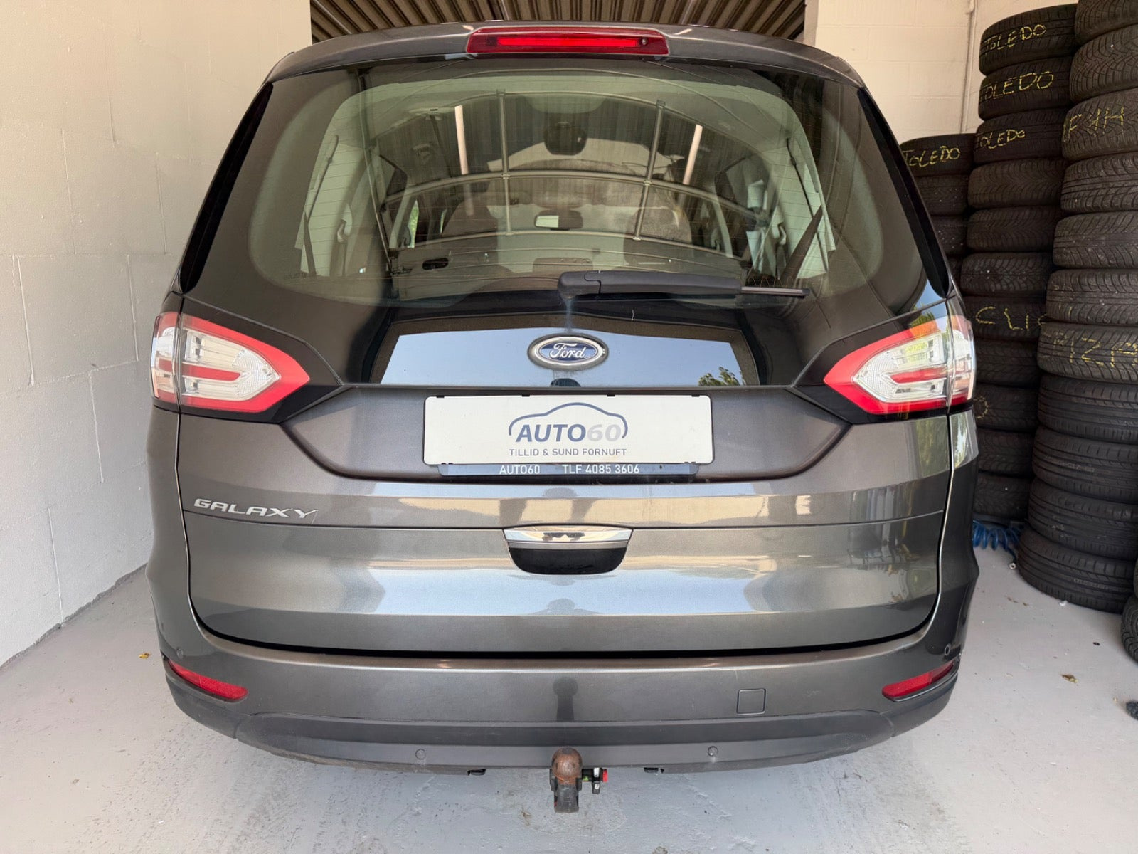 Grå Ford Galaxy fra 2017