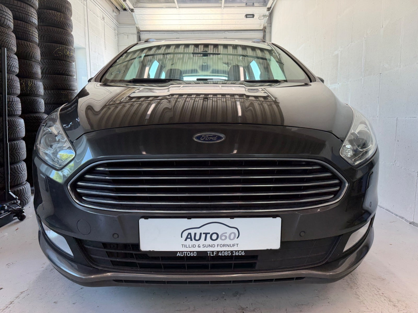 Grå Ford Galaxy fra 2017