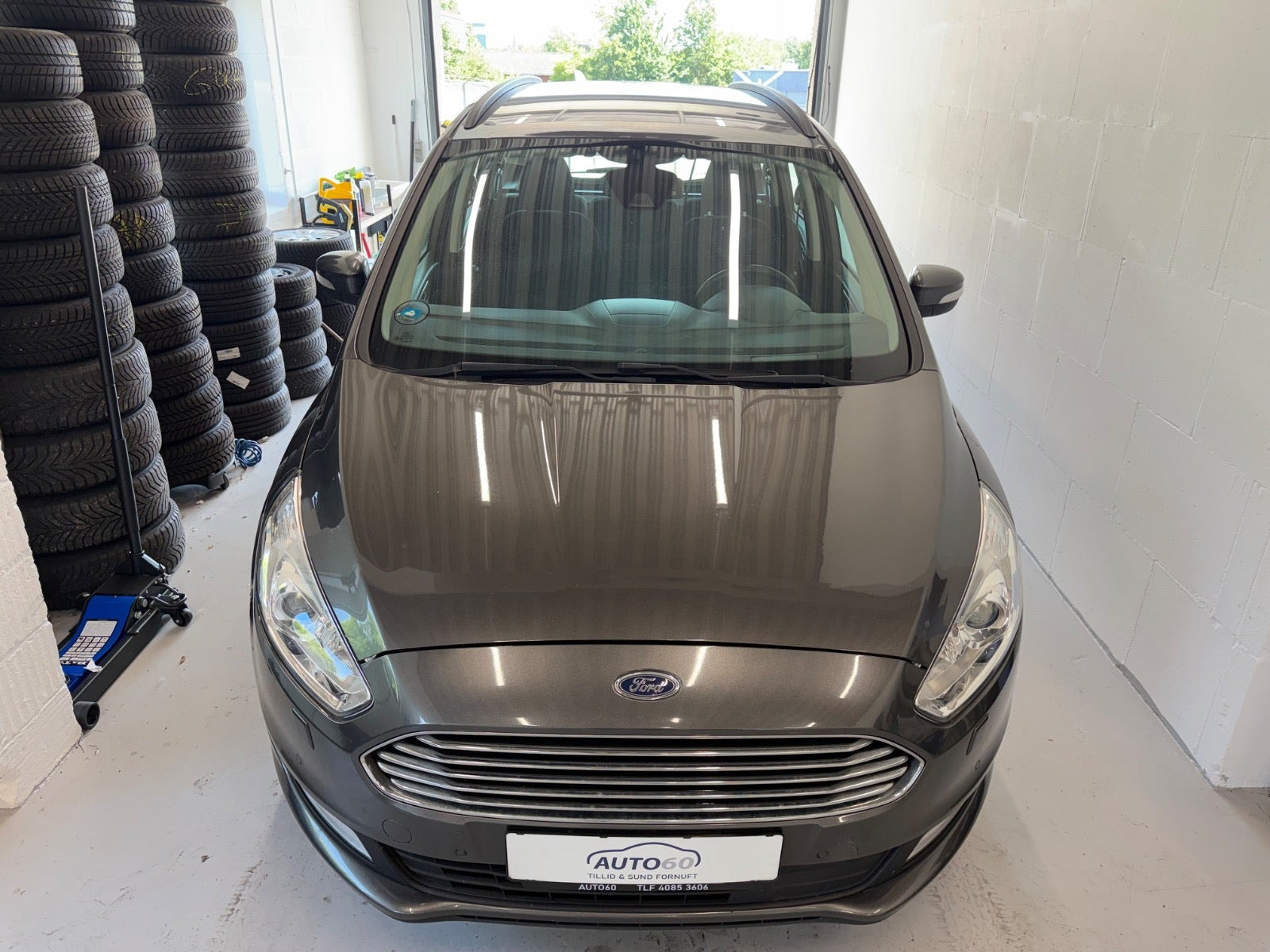Grå Ford Galaxy fra 2017