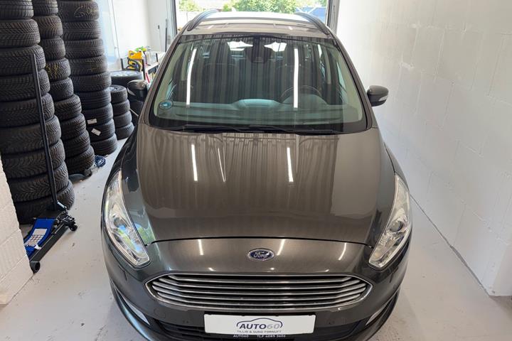 Grå Ford Galaxy fra 2017