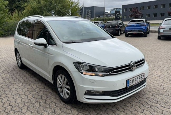 Hvid VW Touran fra 2016