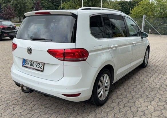 Hvid VW Touran fra 2016