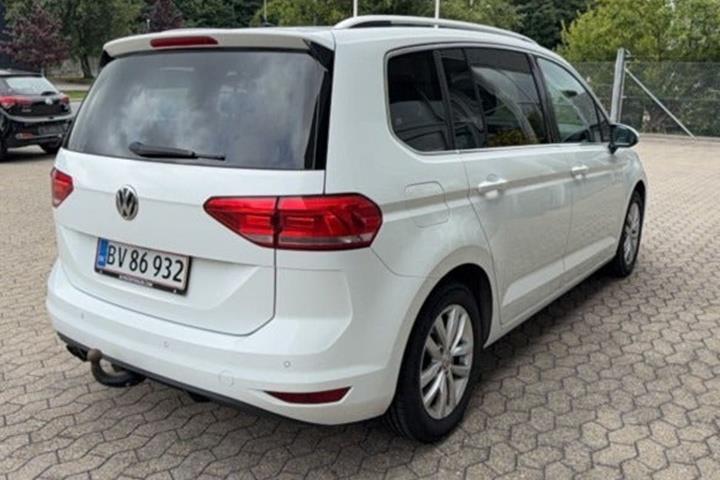 Hvid VW Touran fra 2016