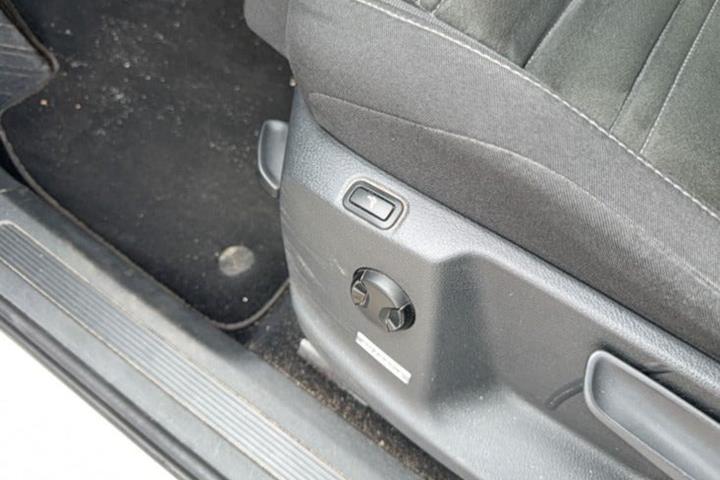 Hvid VW Touran fra 2016