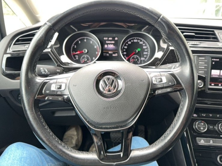 Hvid VW Touran fra 2016