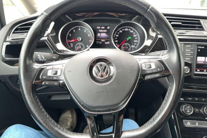 Hvid VW Touran fra 2016
