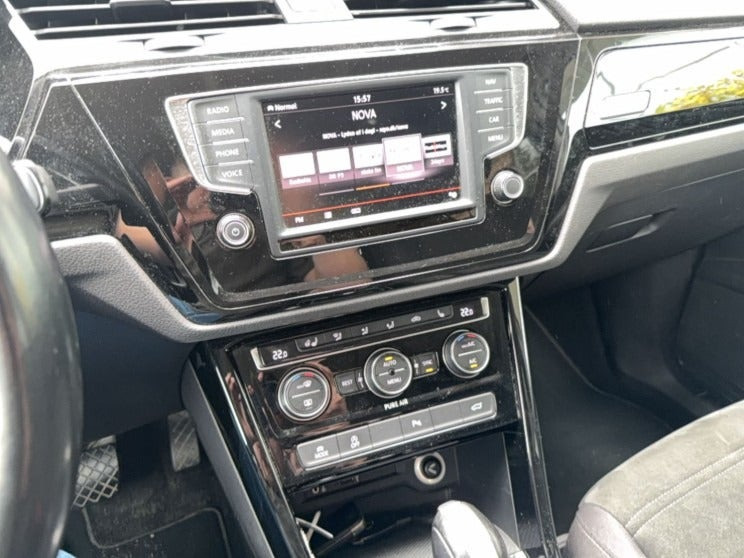 Hvid VW Touran fra 2016
