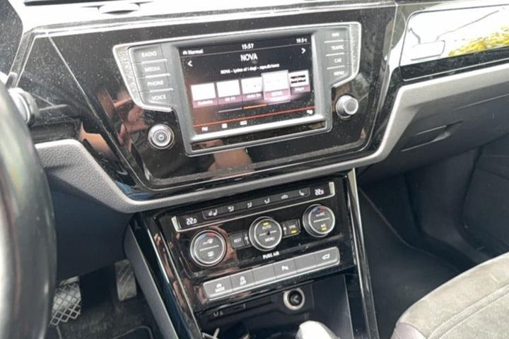 Hvid VW Touran fra 2016