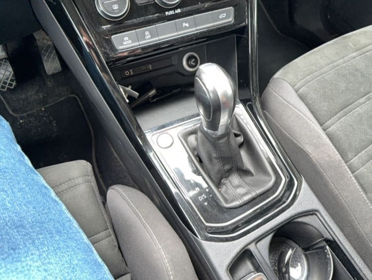 Hvid VW Touran fra 2016