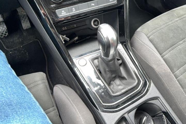 Hvid VW Touran fra 2016