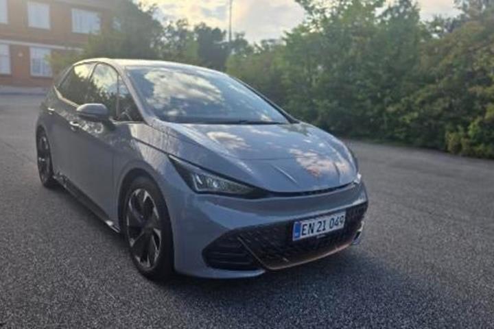 Grå Cupra Born fra 2022 set udefra