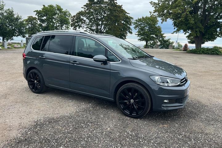 Grå VW Touran fra 2022