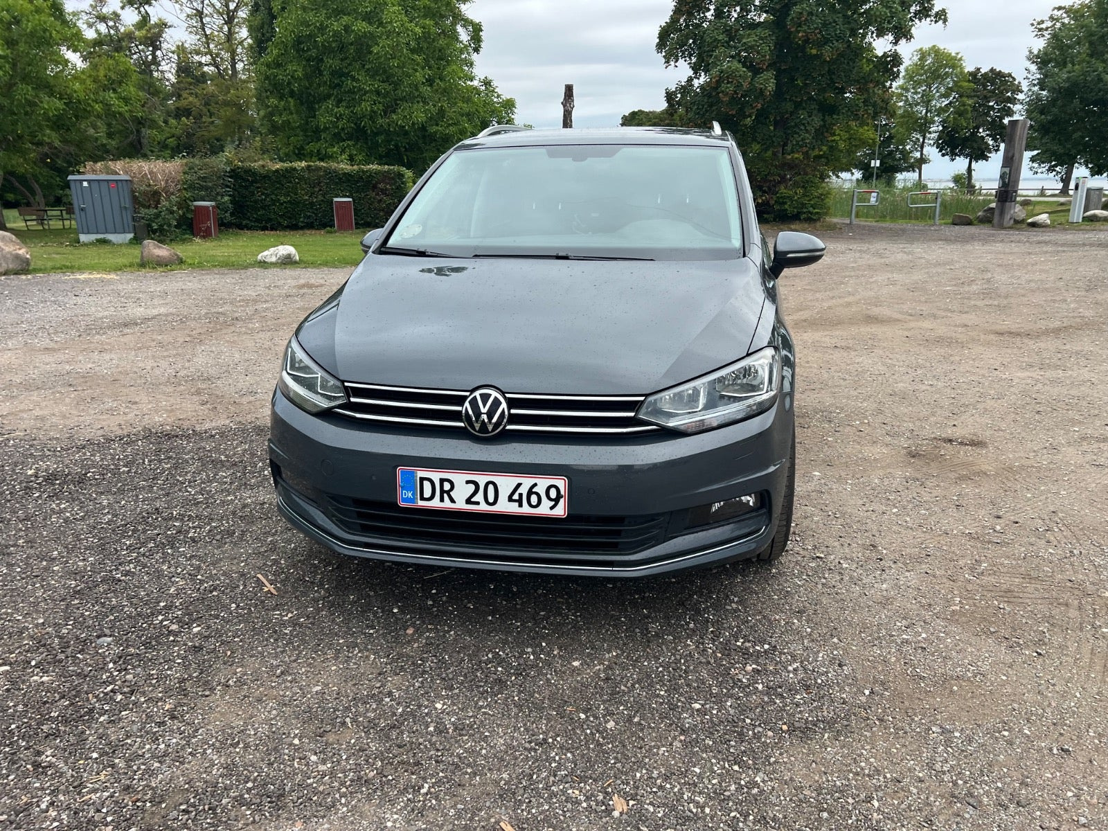 Grå VW Touran fra 2022