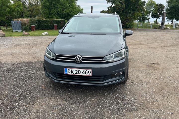 Grå VW Touran fra 2022