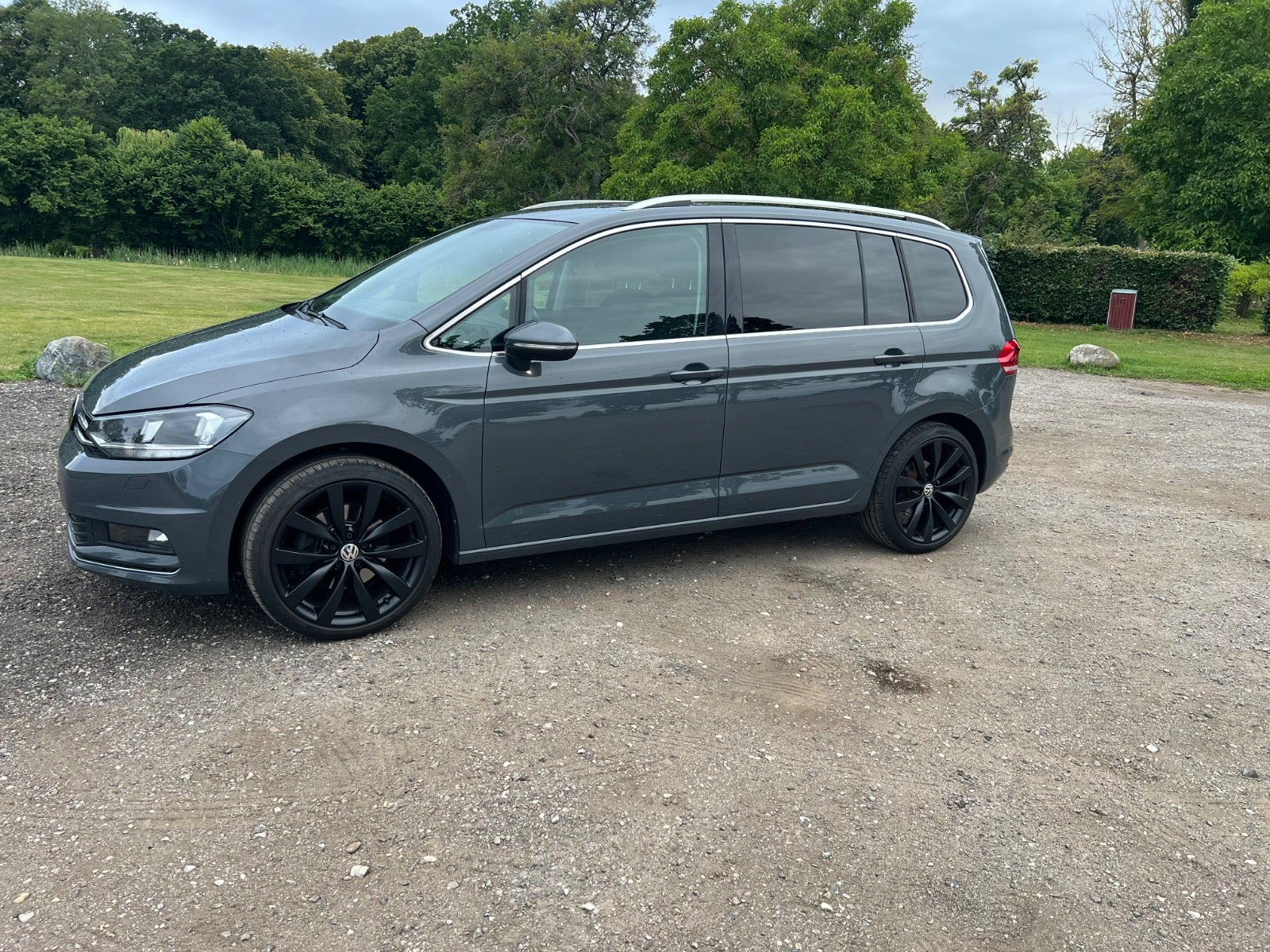 Grå VW Touran fra 2022