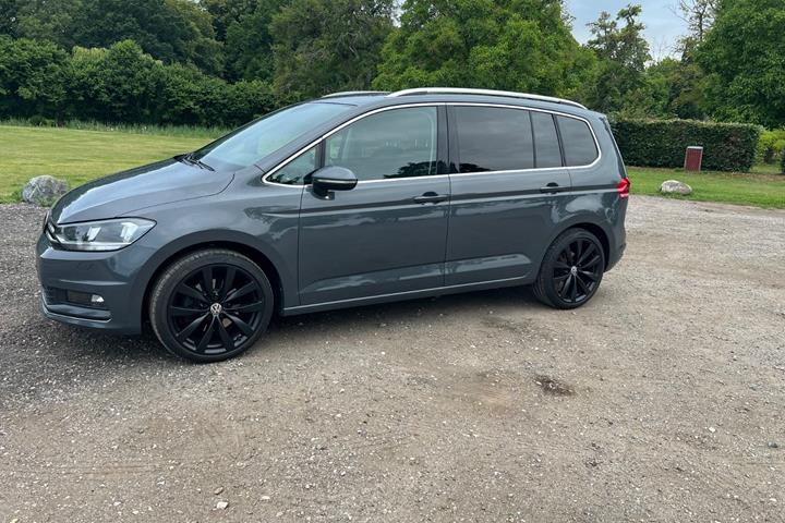 Grå VW Touran fra 2022