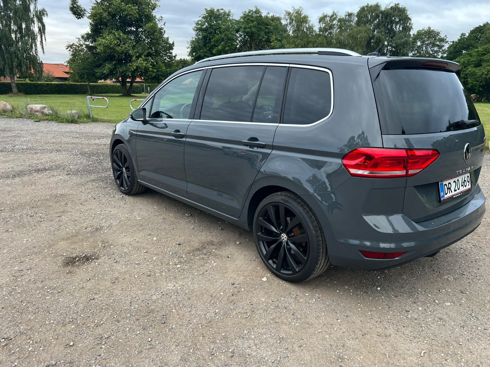 Grå VW Touran fra 2022