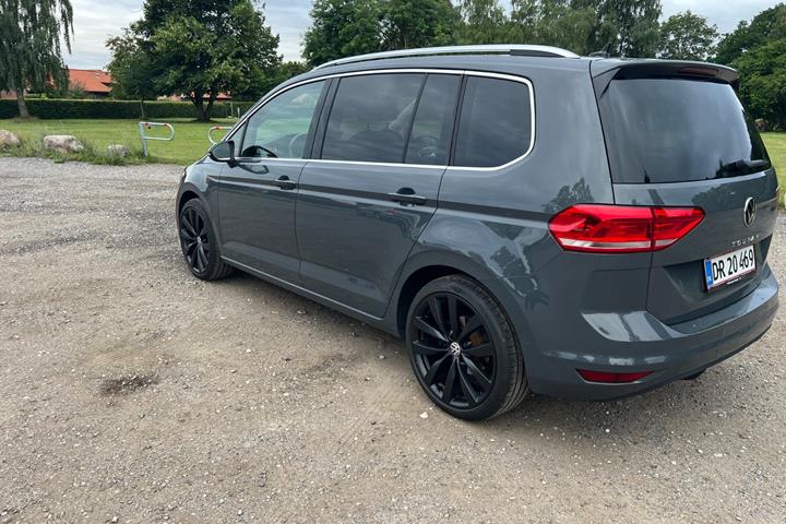 Grå VW Touran fra 2022