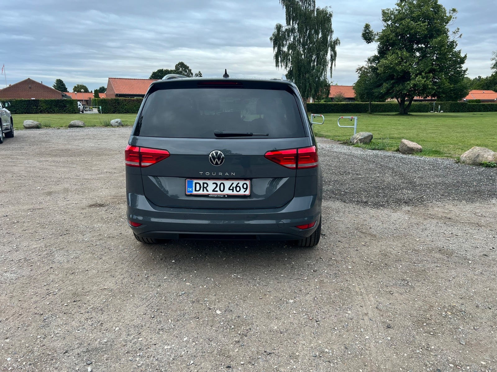 Grå VW Touran fra 2022