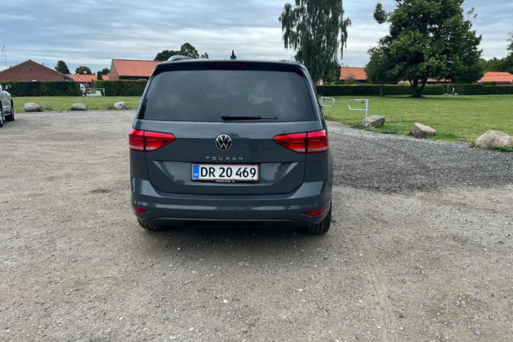 Grå VW Touran fra 2022