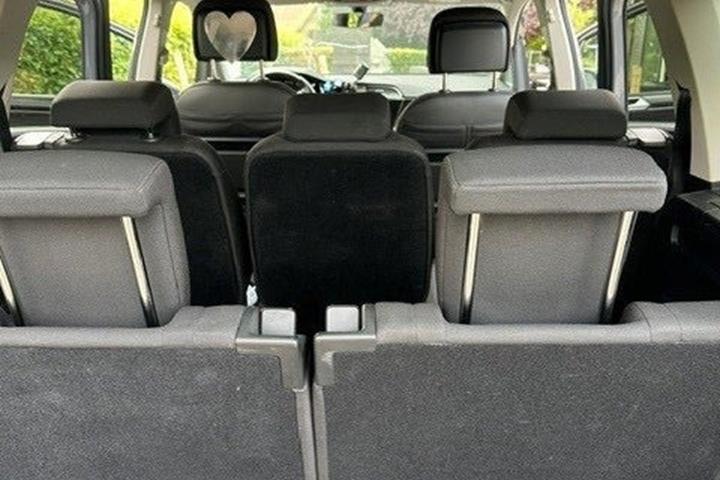 Grå VW Touran fra 2022