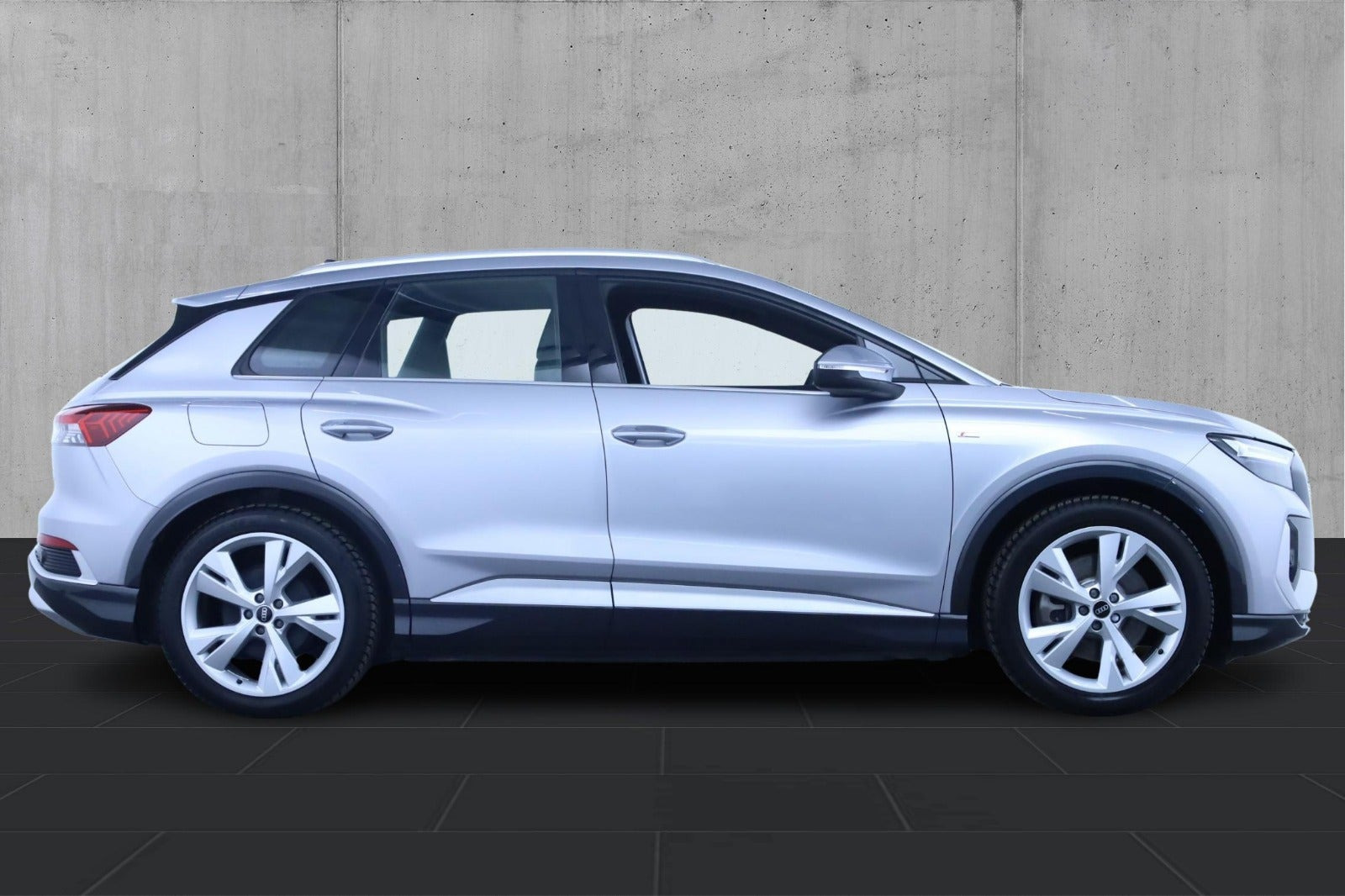 Sølv Audi Q4 e-tron fra 2021
