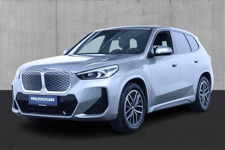 Sølv BMW iX1 fra 2024 set udefra
