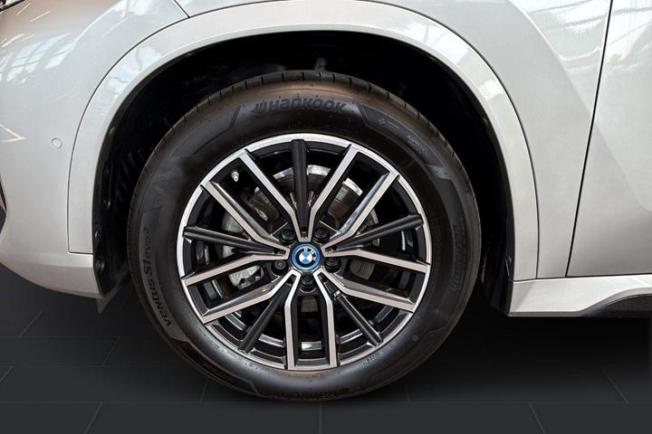 Sølv BMW iX1 fra 2024