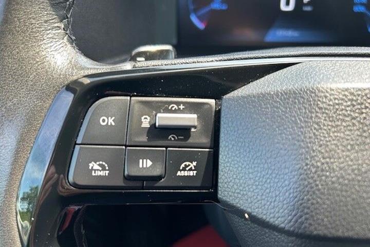 Grå Peugeot Expert fra 2024