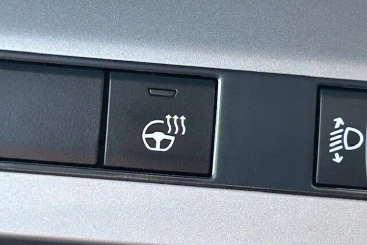 Grå Peugeot Expert fra 2024
