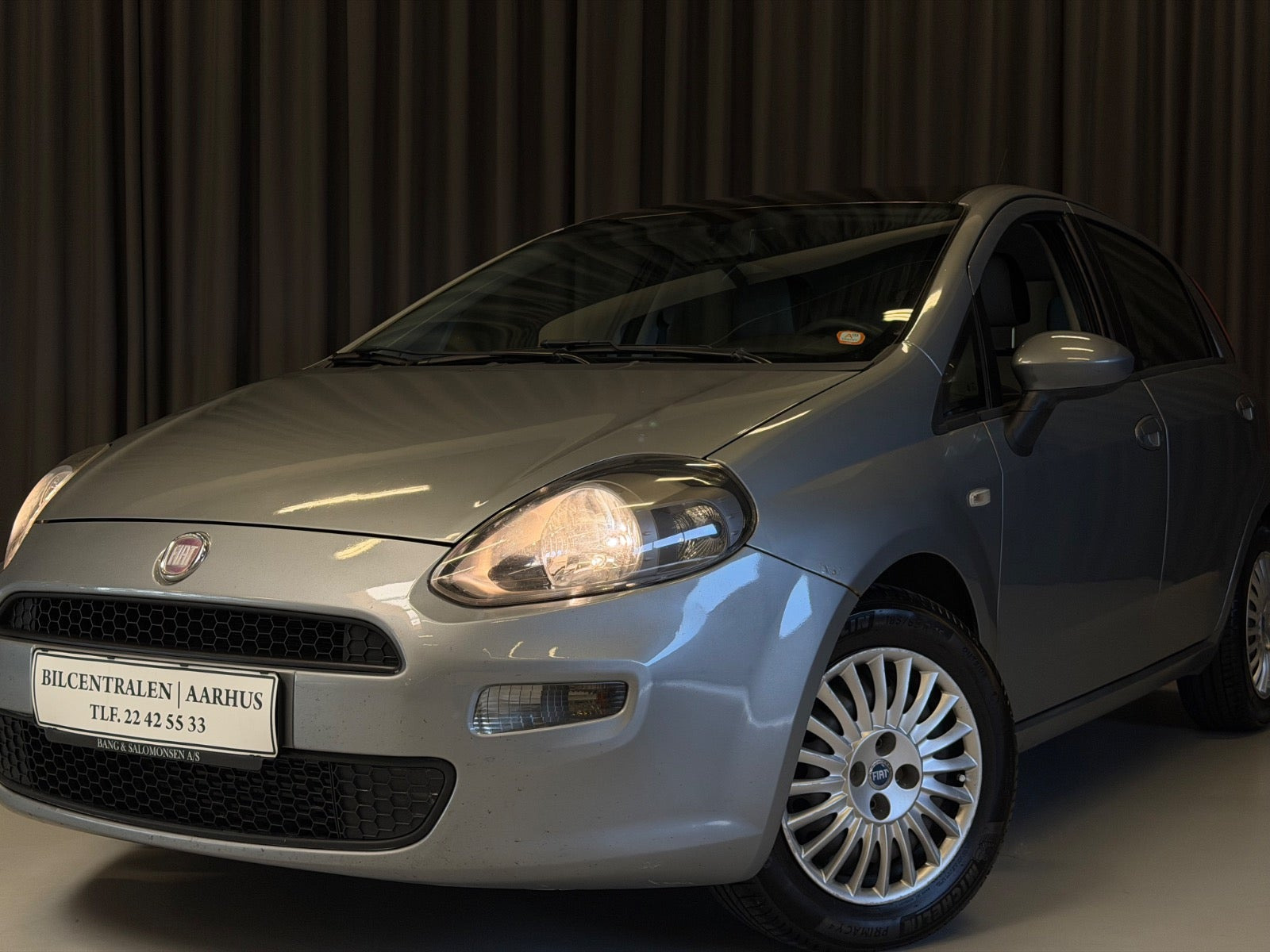 Grå Fiat Punto fra 2012