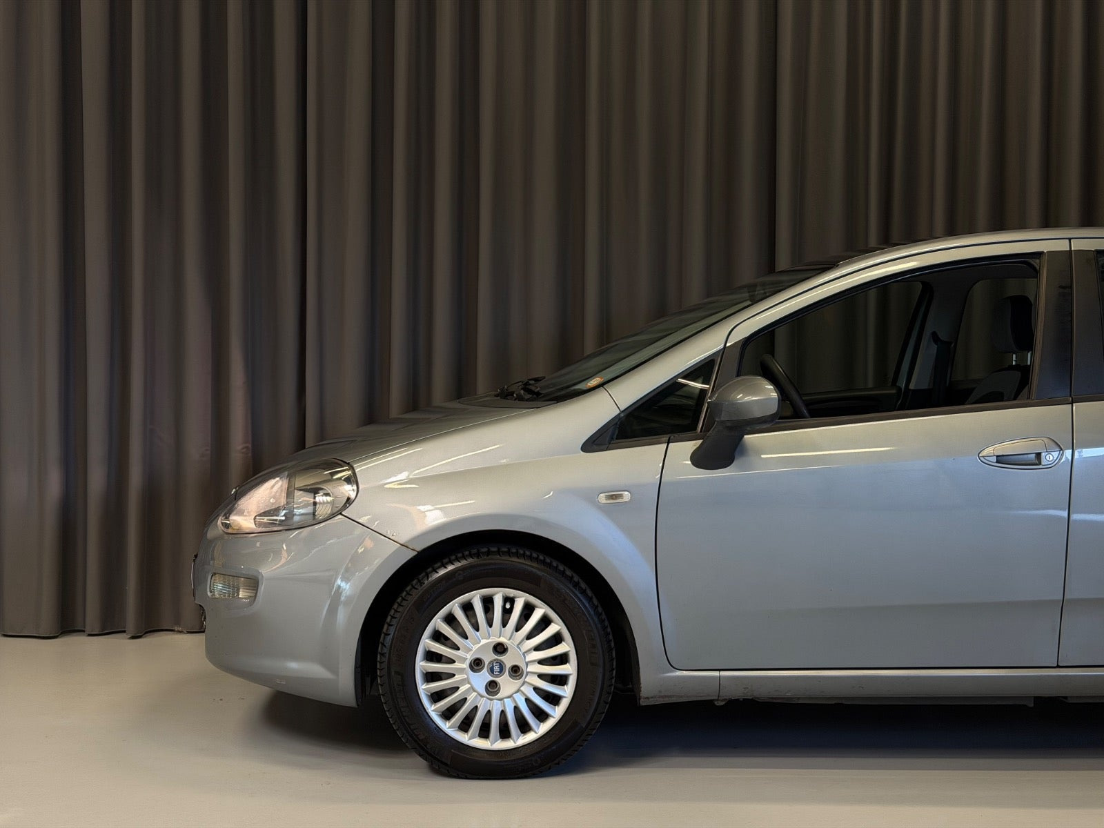 Grå Fiat Punto fra 2012