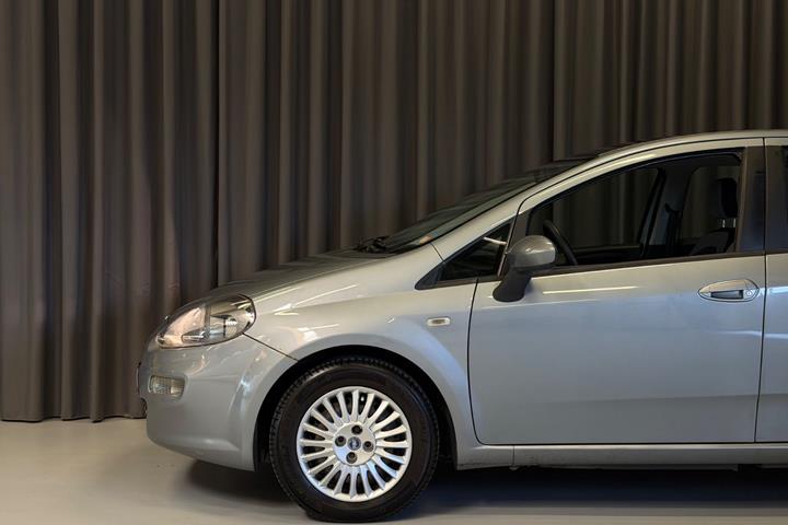 Grå Fiat Punto fra 2012