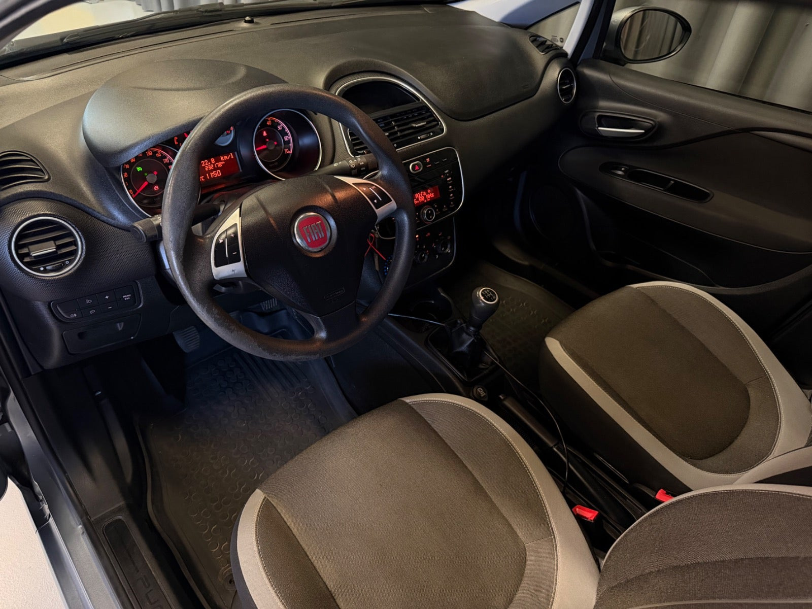 Grå Fiat Punto fra 2012