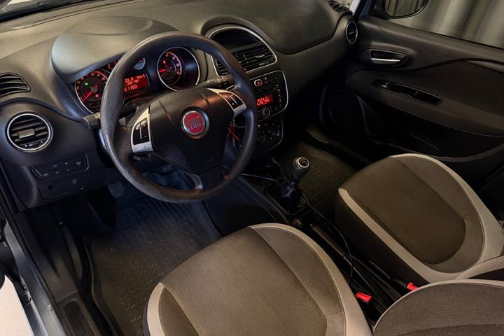 Grå Fiat Punto fra 2012