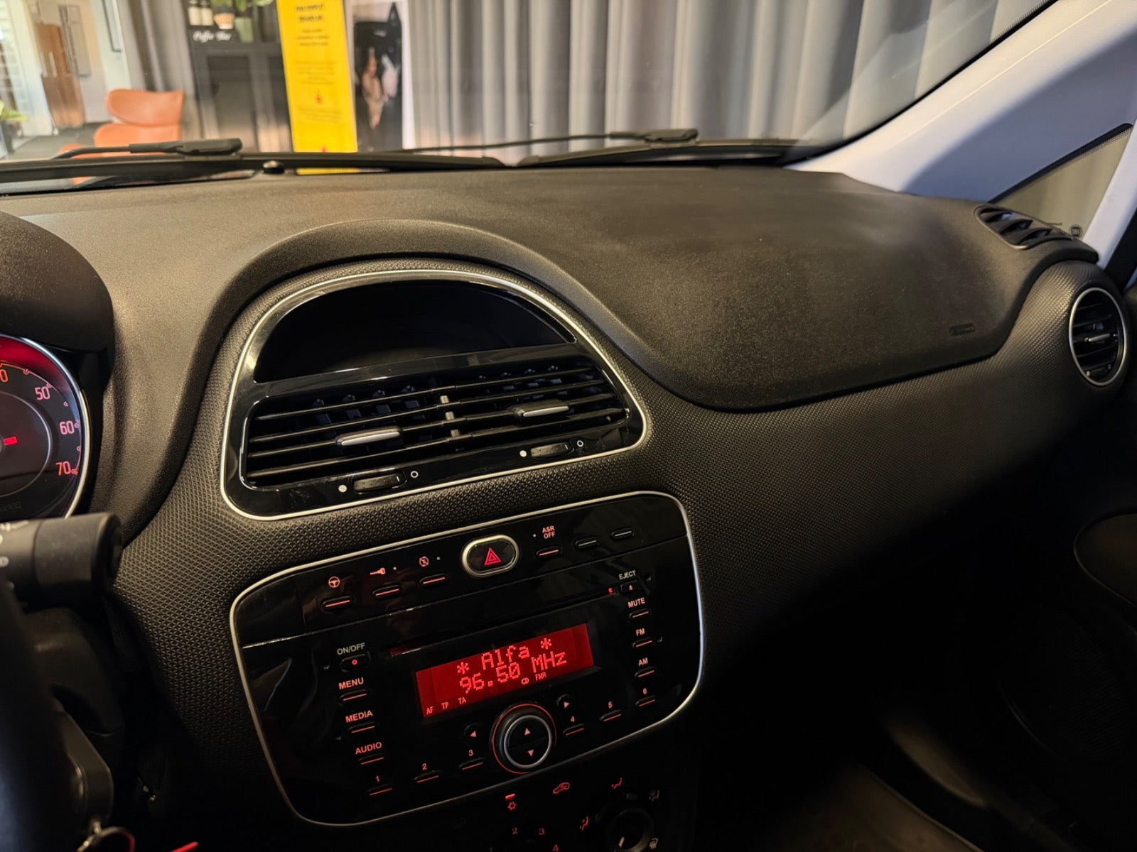 Grå Fiat Punto fra 2012