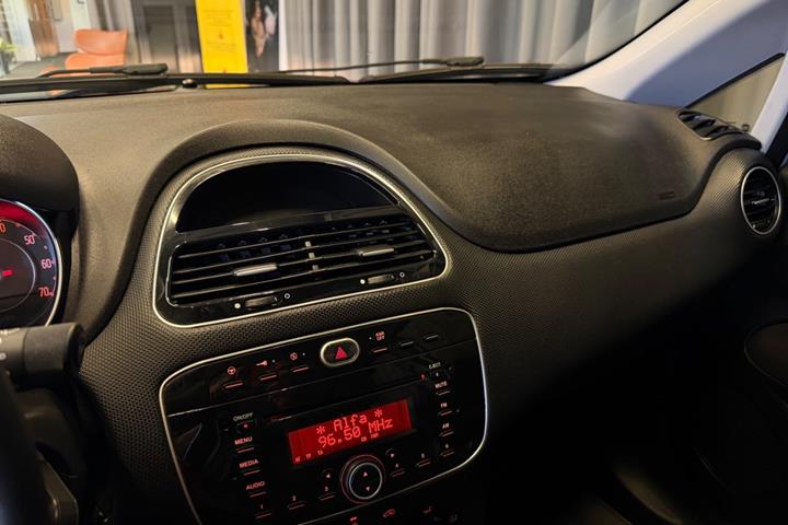 Grå Fiat Punto fra 2012