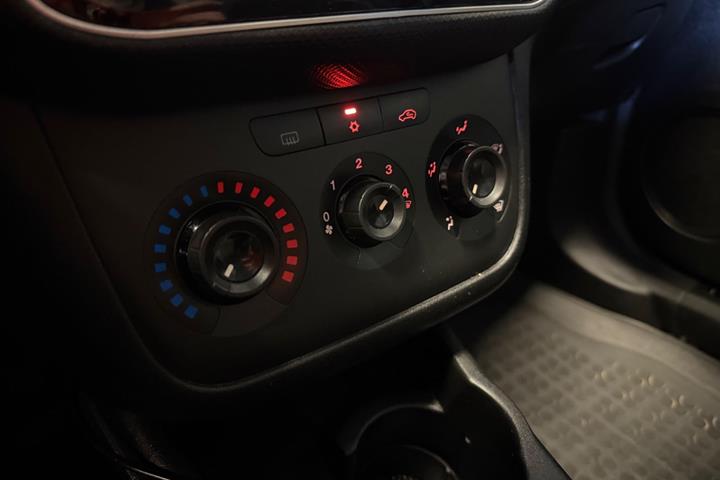 Grå Fiat Punto fra 2012