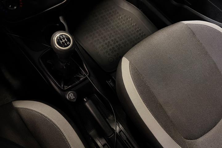 Grå Fiat Punto fra 2012