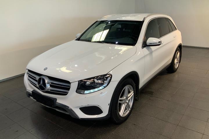 Hvid Mercedes GLC220 d fra 2017 set udefra