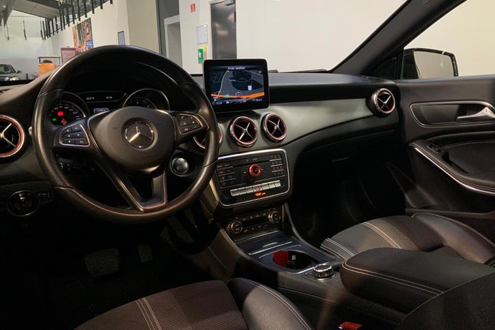 Sort Mercedes CLA200 d fra 2018