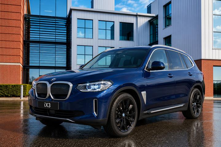 Blå BMW iX3 fra 2021