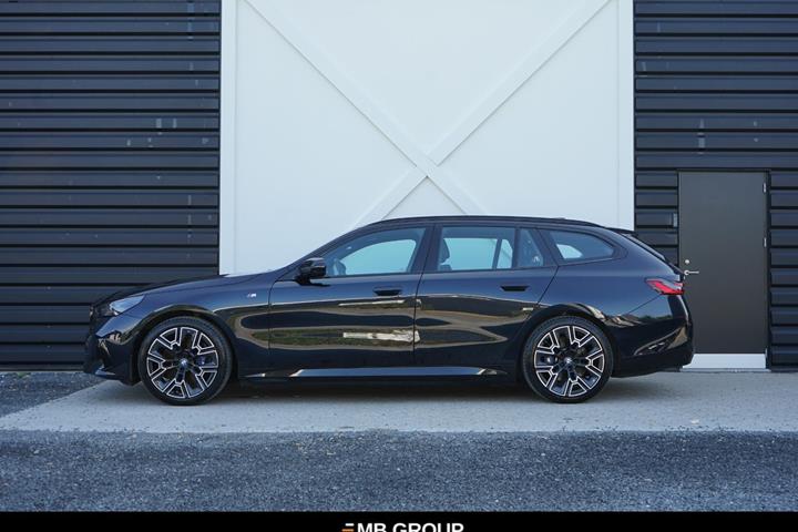 Blå BMW i5 fra 2025