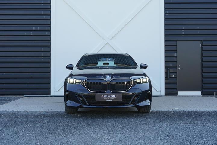 Blå BMW i5 fra 2025