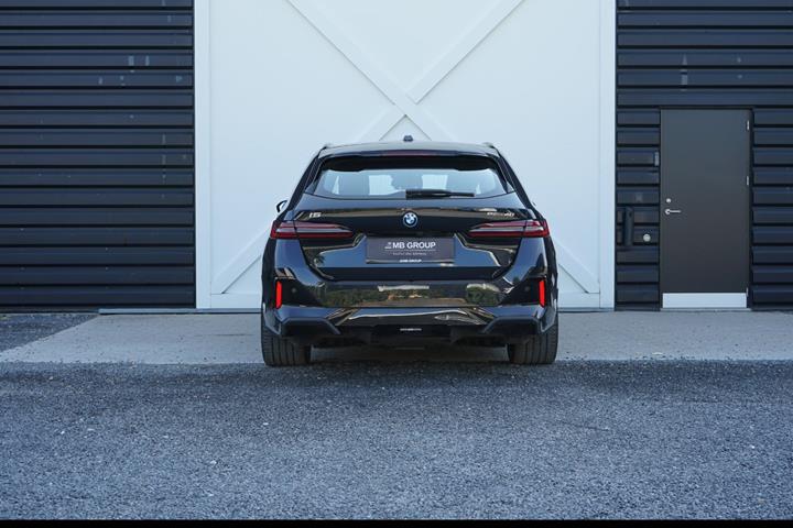 Blå BMW i5 fra 2025