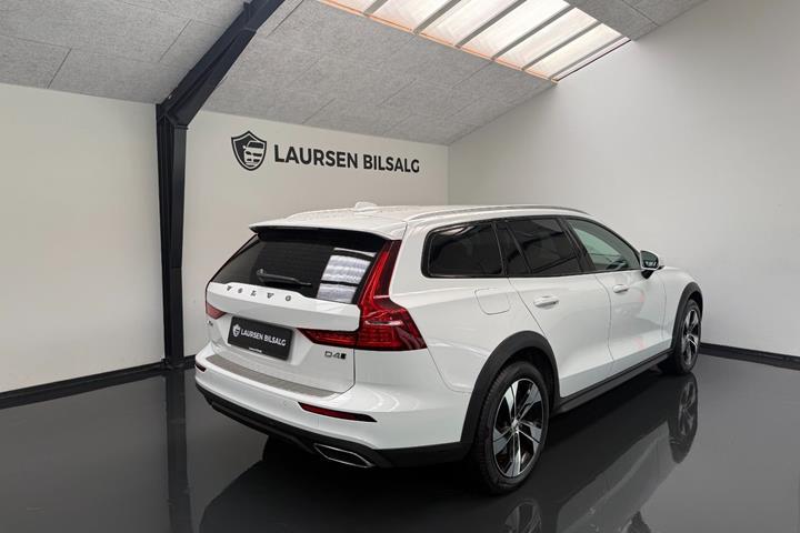 Hvid Volvo V60 CC fra 2020