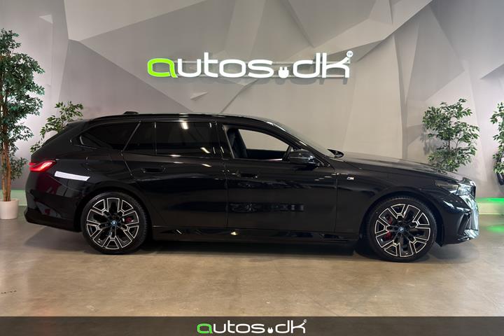 Sort BMW i5 fra 2025