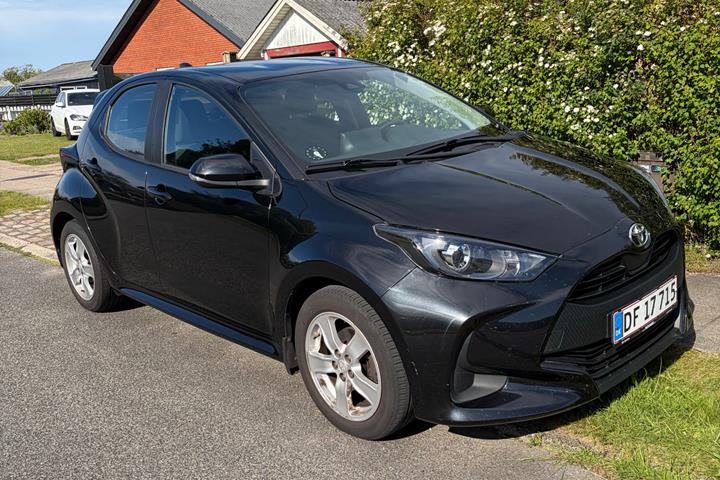 Sort Toyota Yaris fra 2022 set udefra