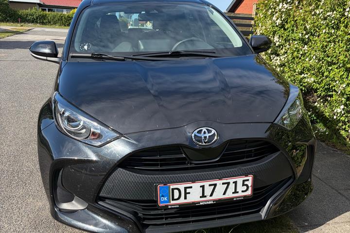 Sort Toyota Yaris fra 2022