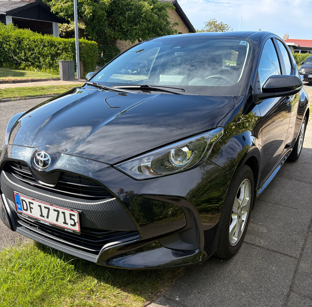 Sort Toyota Yaris fra 2022
